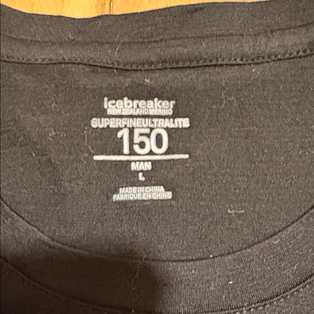 New Icebreaker Men's Black Tee with Mountain Design - Picture 4 of 6